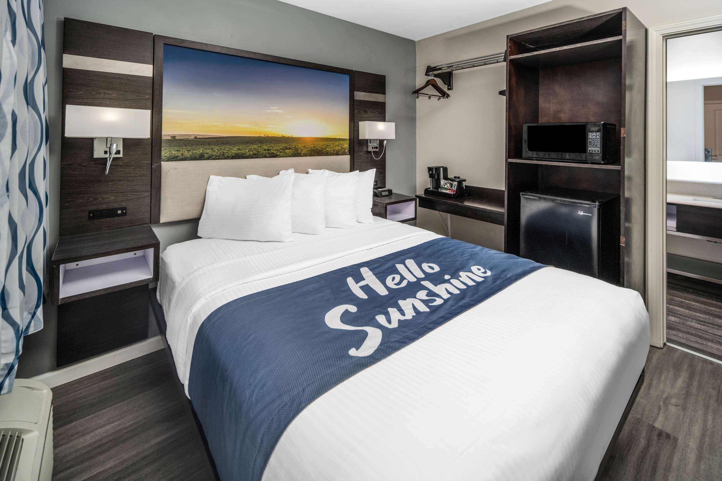 Days Inn By Wyndham Galt - Elk Grove South Exteriér fotografie