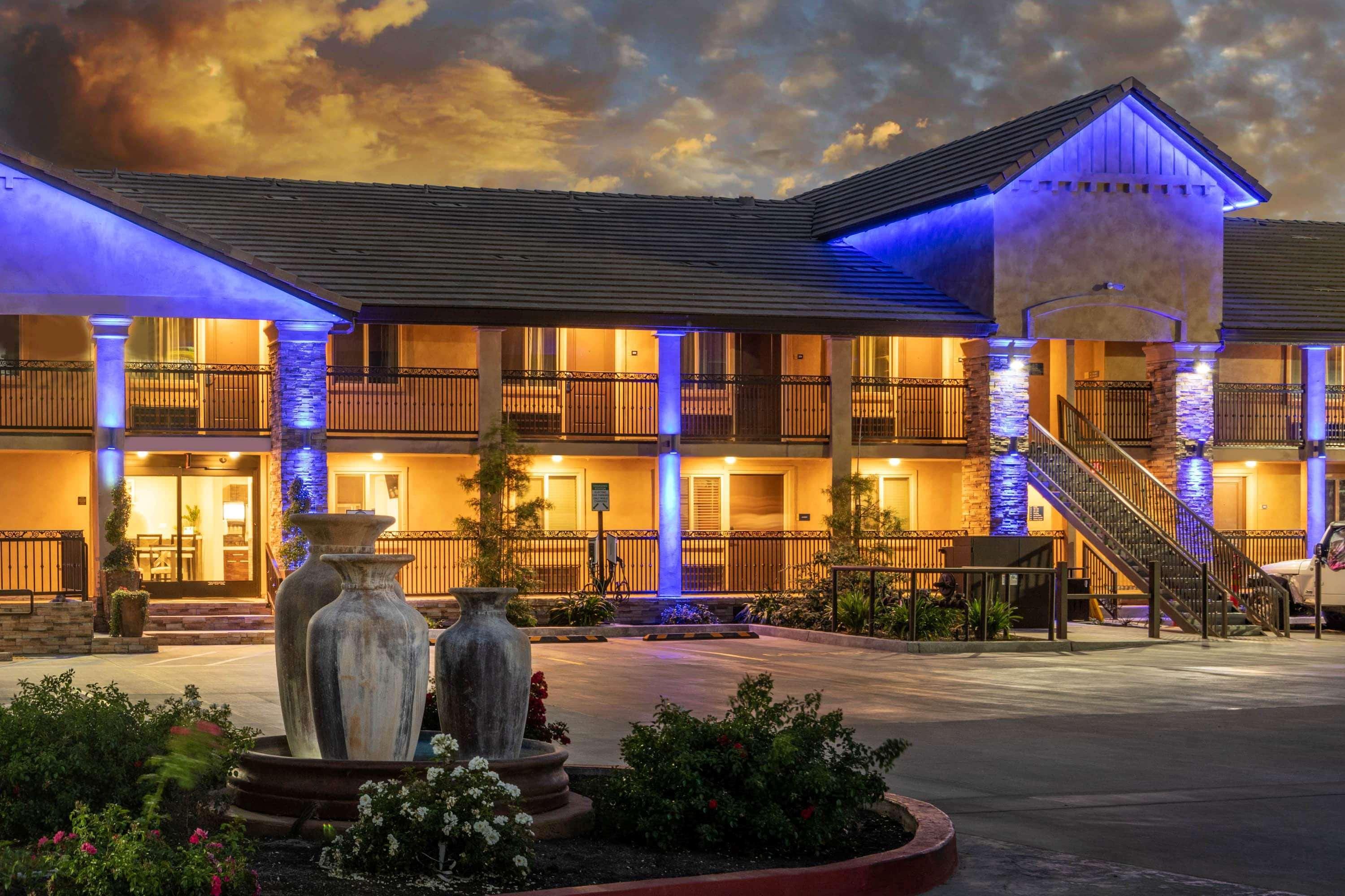 Days Inn By Wyndham Galt - Elk Grove South Exteriér fotografie