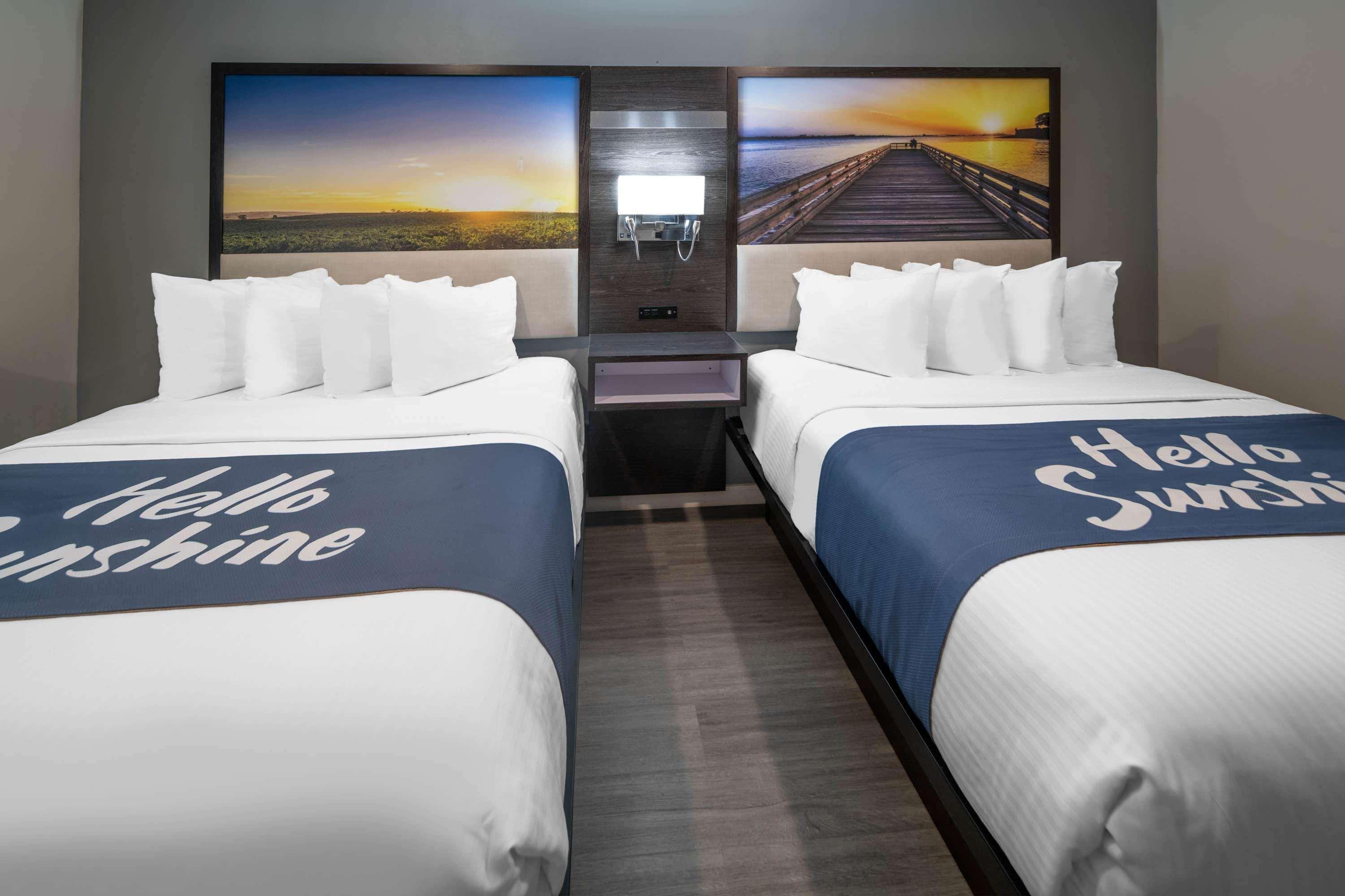 Days Inn By Wyndham Galt - Elk Grove South Exteriér fotografie