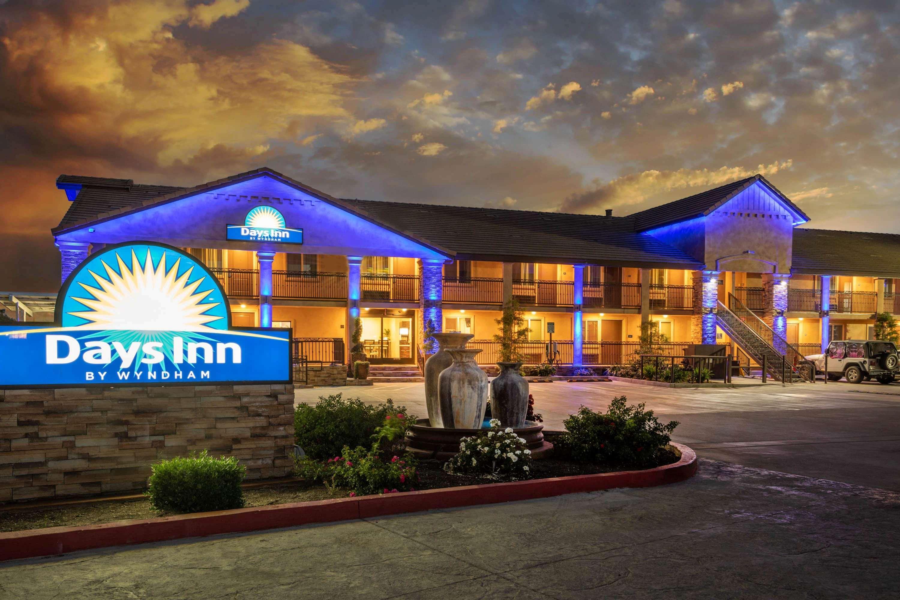 Days Inn By Wyndham Galt - Elk Grove South Exteriér fotografie