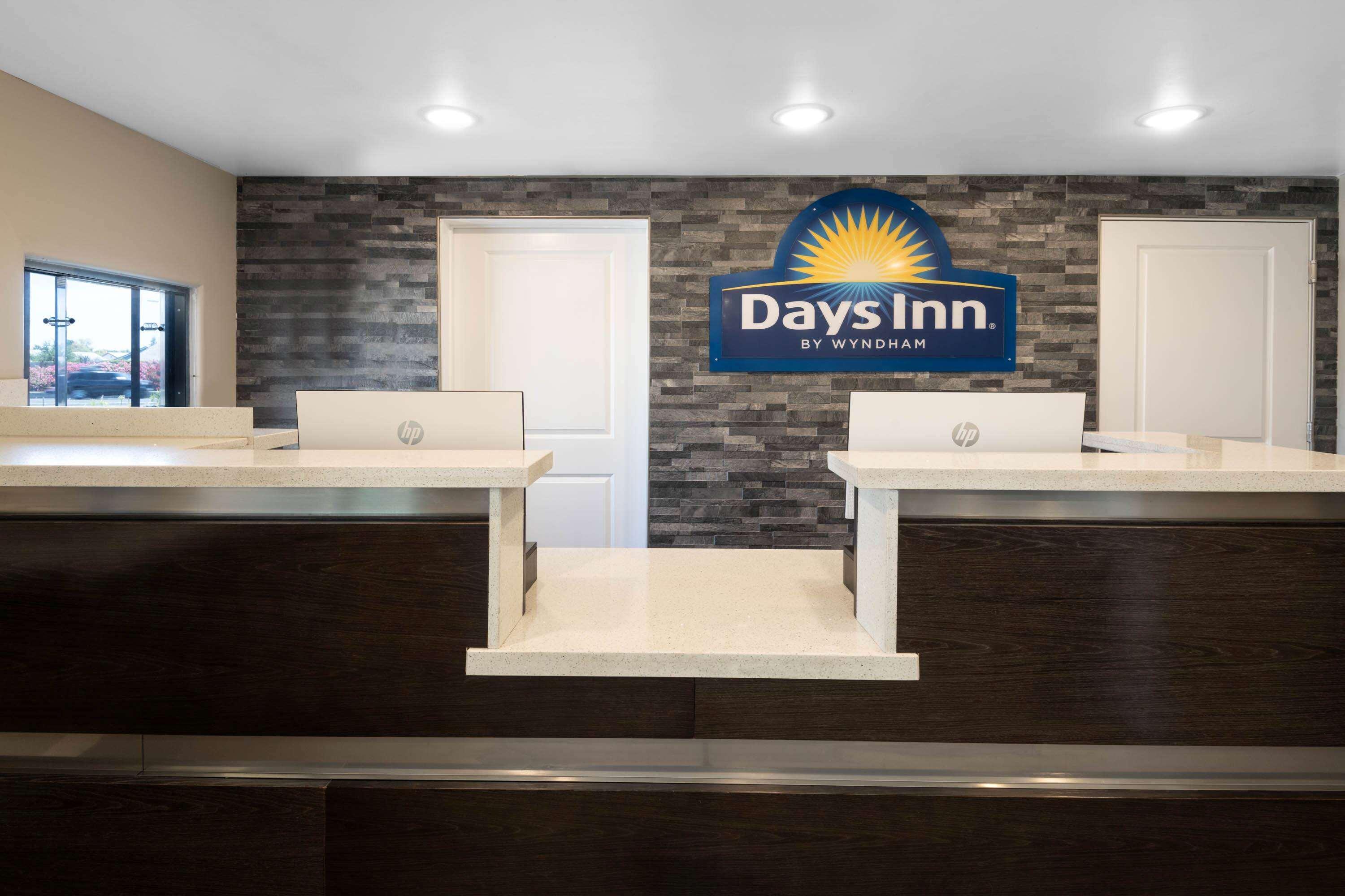 Days Inn By Wyndham Galt - Elk Grove South Exteriér fotografie