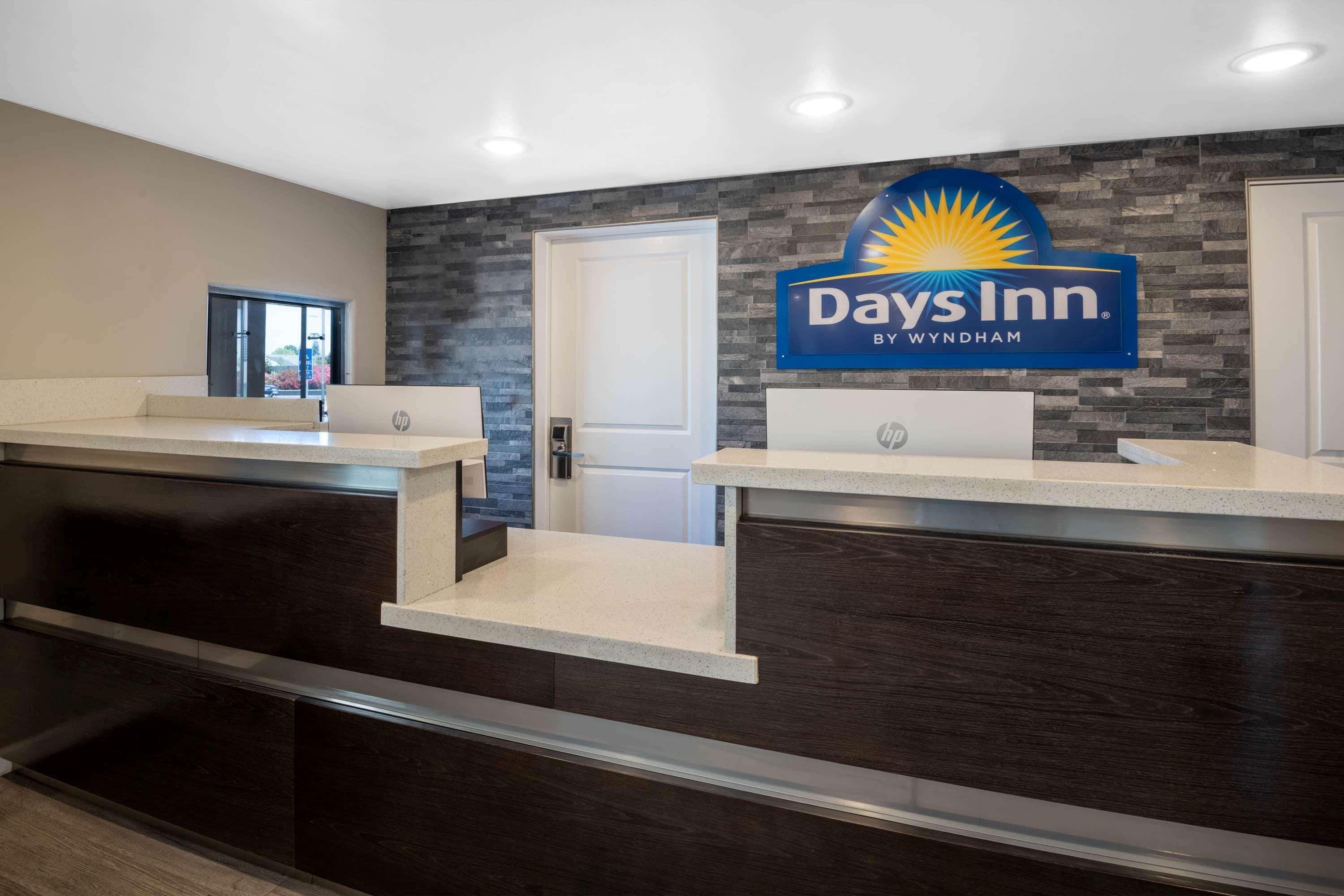 Days Inn By Wyndham Galt - Elk Grove South Exteriér fotografie