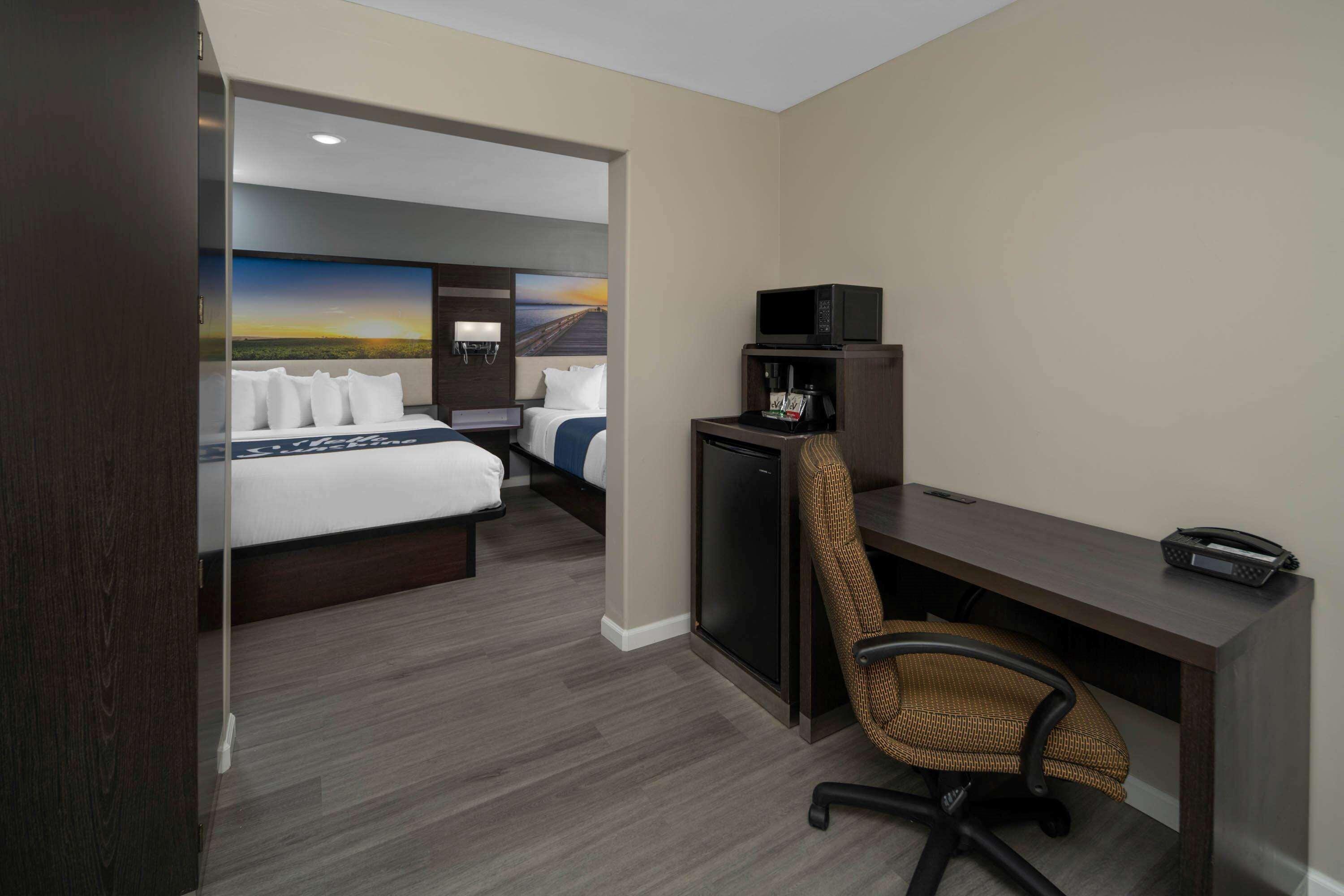 Days Inn By Wyndham Galt - Elk Grove South Exteriér fotografie